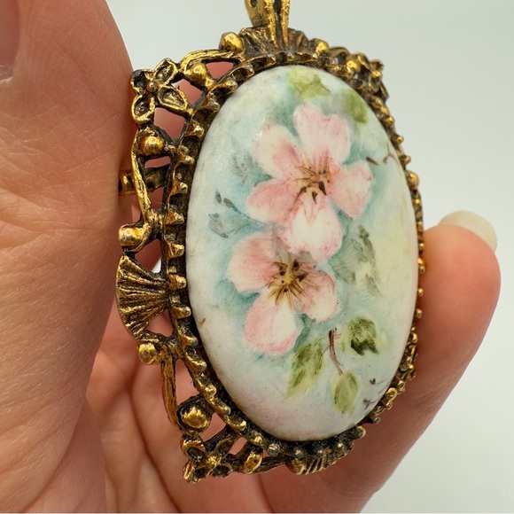 Handpainted Floral Victorian Style Gold tone Vintage Ceramic Pendant / Brooch - Picture 6 of 14